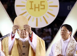 una hostia enorme consagra Julio Cardenal boliviano en Corpues Christi