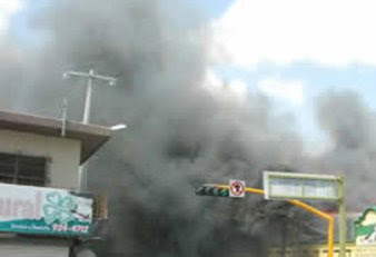 arde Oruro. provocado el incendio en la Aduana