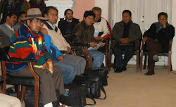escuchan a un ministro delegados de Potosí en Sucre durante la primera reunión