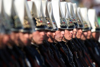 el rostro severo de los caballeros cadetes de Chile en la gran parada