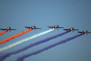 una flotilla de aviones a hélice sobrevuela Santiago en formación