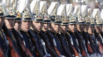 oficiales de infantería preparados para la instrucción de la tropa desfilaron por los dos siglos