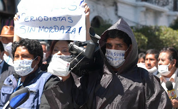 los periodistas en La Paz se organizaron para protestar contra la Ley Mordaza que fue promulgada