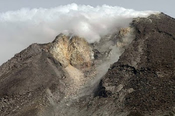eruptó el volcán Merapi causando muertos y heridos.