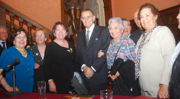 recibiendo el homenaje de la sociedad cochabambina Joaquín Aguirre. Una vida a emular LT