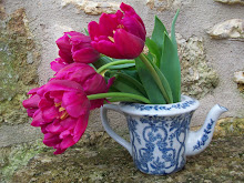 Tulipes and tea pot