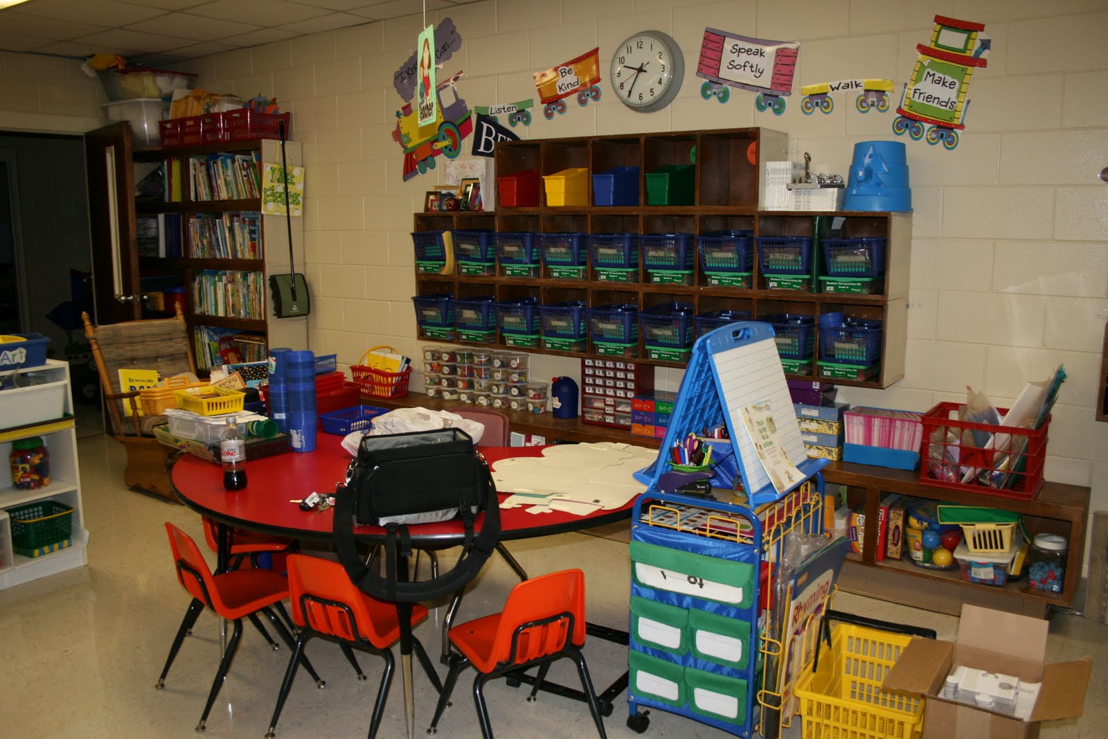 Krazy for Kindergarten Goes to 3rd!: Our Classroom