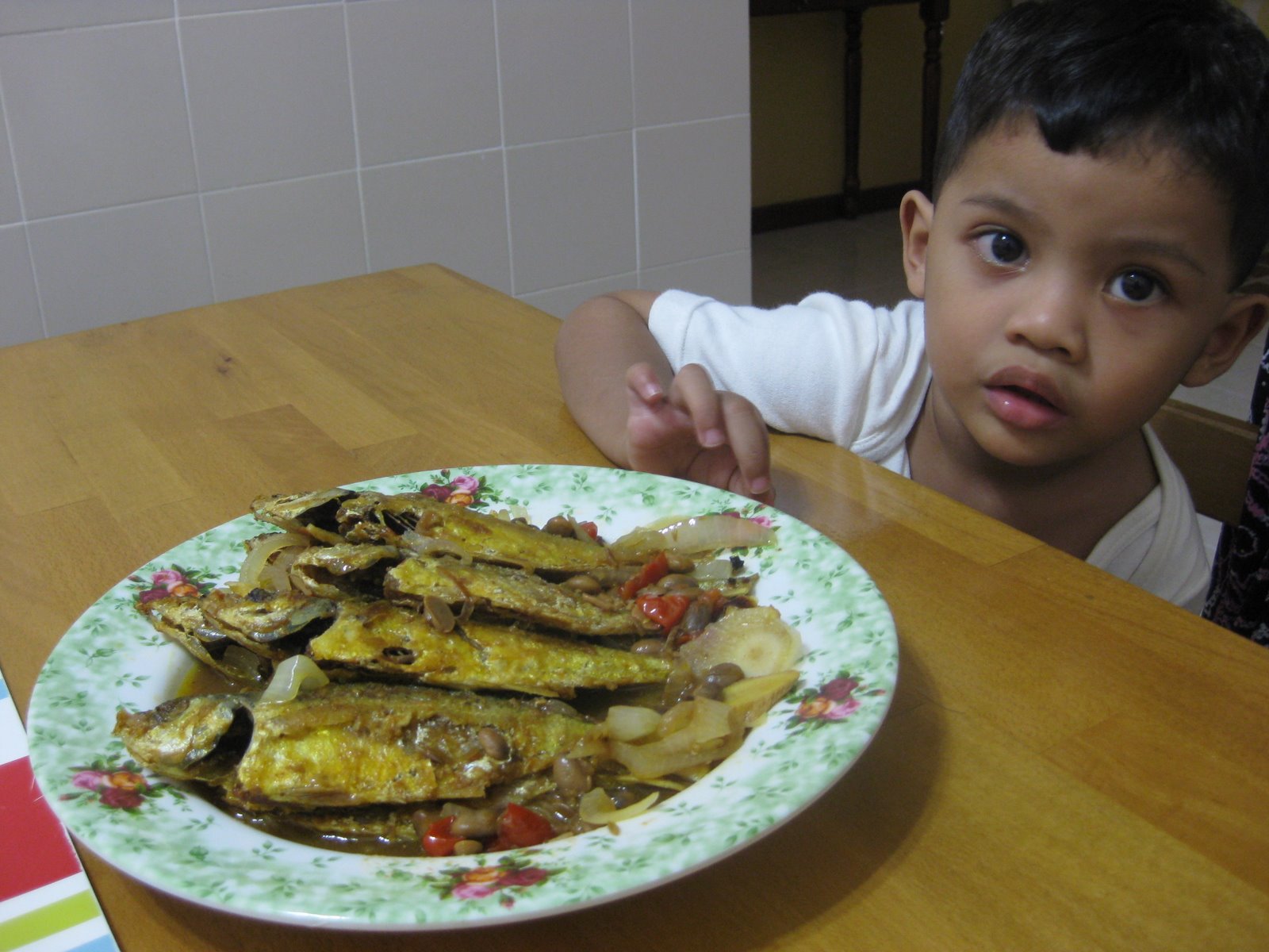 RESEPI NENNIE KHUZAIFAH: Ikan selar masak taucu