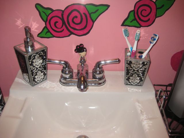 [kittyville+bathroom2.jpg]