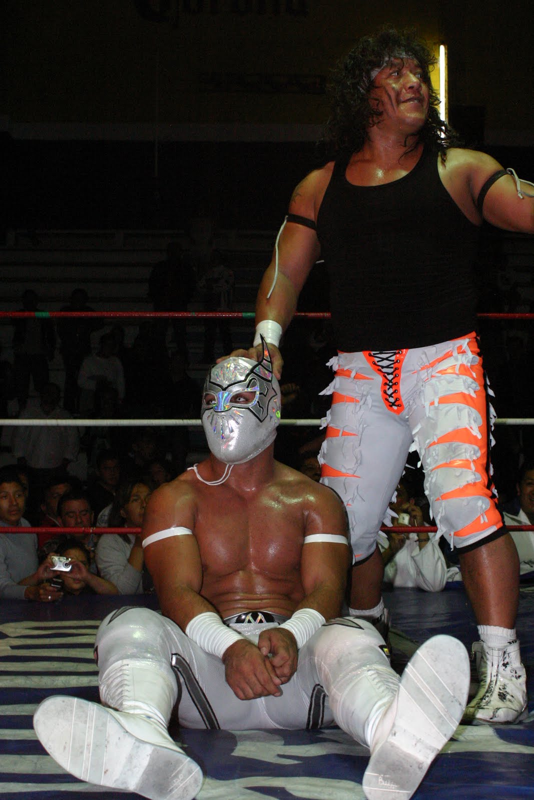 ESTRELLAS DEL RING. El Felino traiciona a Mistico en la Arena Neza.