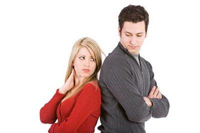 casal discutindo finanças dinheiro