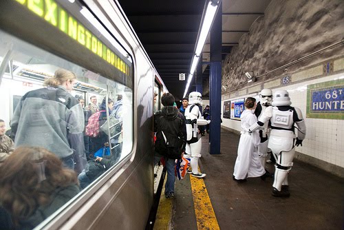 star wars no metrô princesa leia darth vader stormtroopers improv everywhere