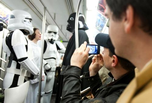 star wars no metrô princesa leia darth vader stormtroopers improv everywhere