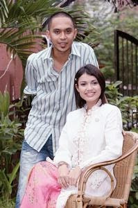 MAWI dan Puteri Sarah Liyana Megat Kamaruddin akan bergandingan dalam filem Aduh Saliha di Kuala Lumpur, semalam. – Gambar Noor Azlina Jaafar.<br />