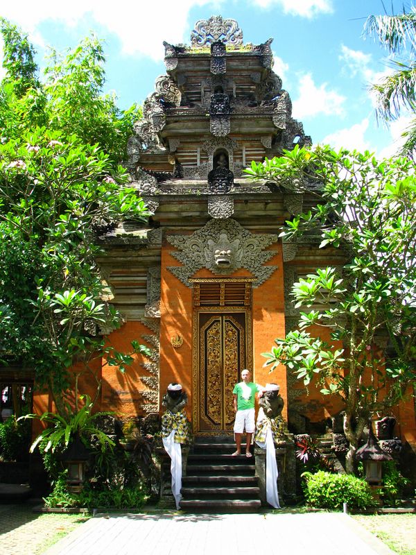 [04+Bali-+Ubud+Palace.JPG]