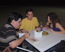 Marcelo Mourâo, autografando  O Diário do Camaleão, no POLEM, com Lucília Dowslley e Fred Giesen