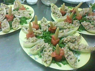 Baby Corn si andive cu somon pe pat de Rucolla
