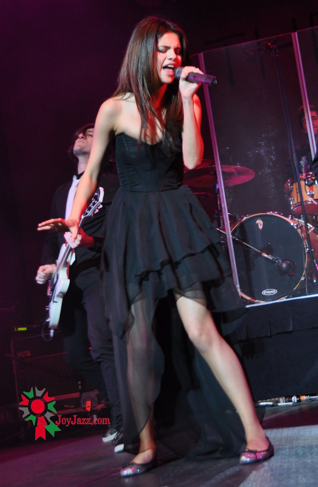 Hot and spicy: Selena Gomez Performing in Puerto Rico
