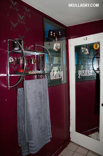 [secretbathroom2.jpg]