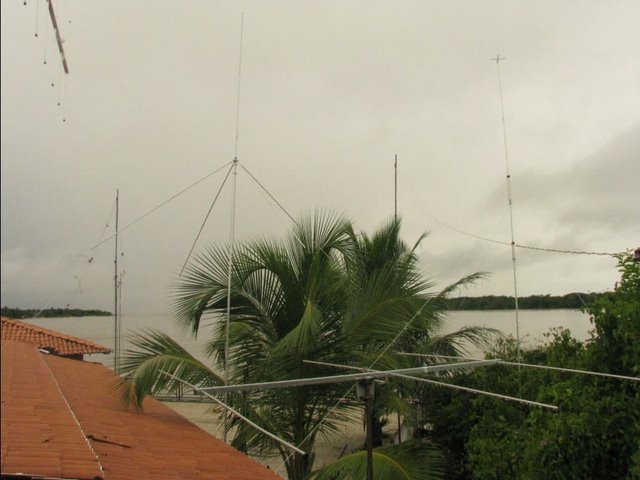 Antenas : Plano Terra 10m  / Yagi 6m / DXv4 ( 10 à 40m) / Dipolo 80m