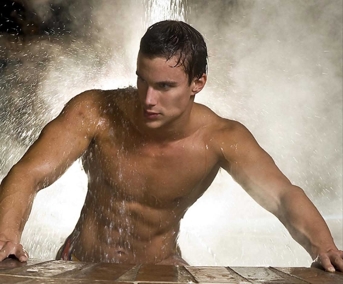 Красивый парень в воде. Мужчина в воде. Мужчина в душе. Красивые парни в душе. Мужская фотосессия в душе.