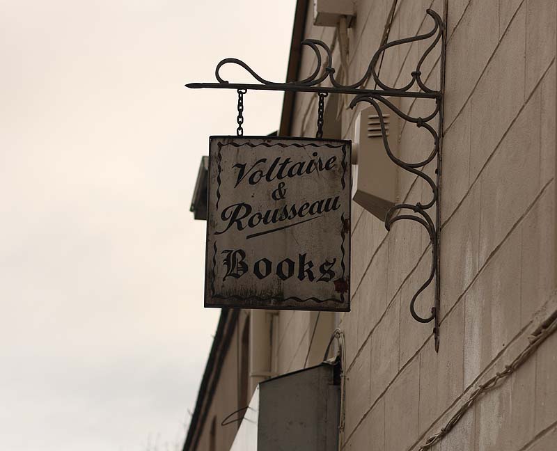[voltaire+and+rousseau.jpg]