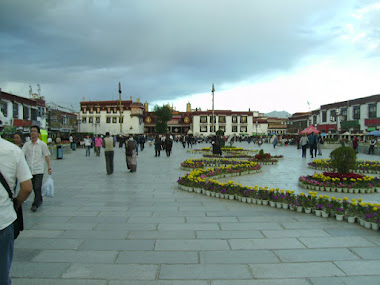 Tibet inside. Piazza del Barkhor