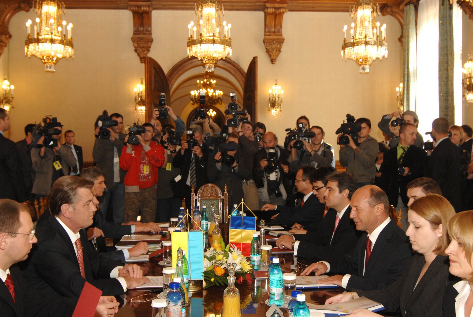 [basescu+iuscenko+ziaristi.jpg]