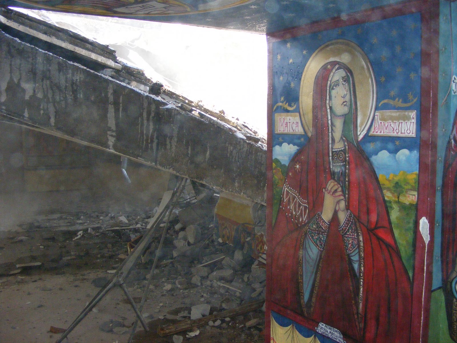 [Maica+Domnului+plangand.JPG]