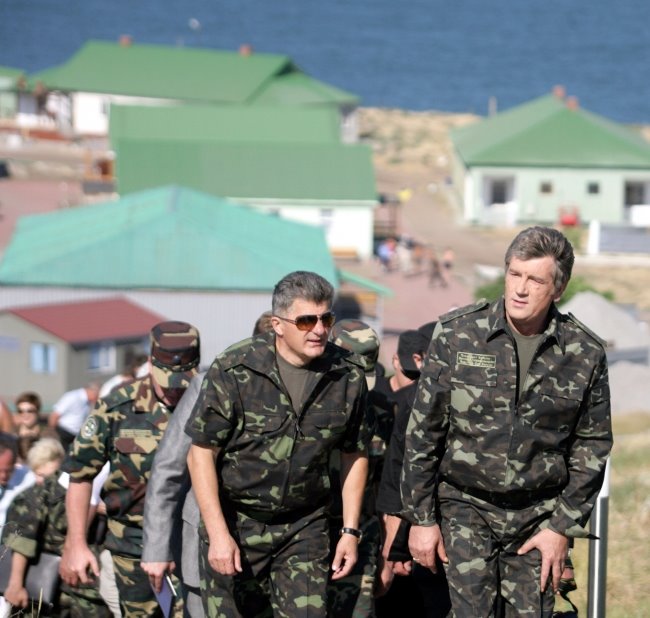 [iuscenko+si+armata+pe+insula+serpilor.jpg]