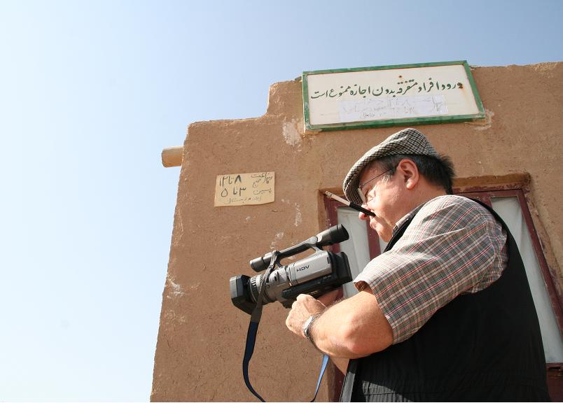 [Ion+Cristoiu+in+desert.JPG]