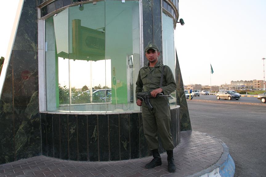 [2+soldat+iran+roncea.JPG]