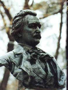 [bust_eminescu+ipotesti.jpg]