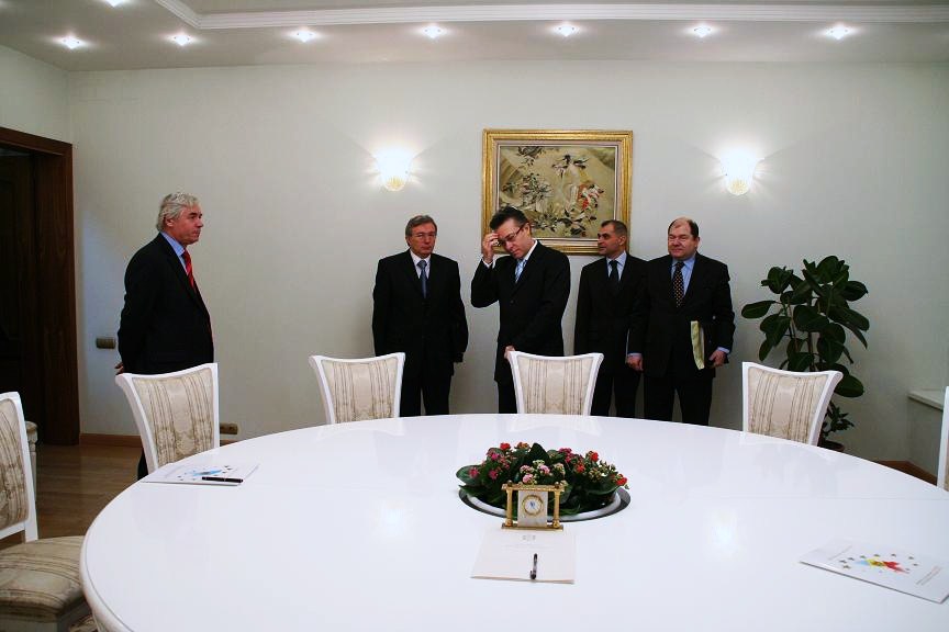 [diaconescu+in+asteptare+voronin+7.JPG]