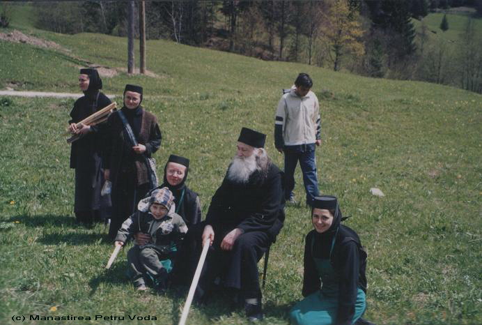 [Parintele+Iustin+si+Maicile+de+la+Petru+Voda.jpg]
