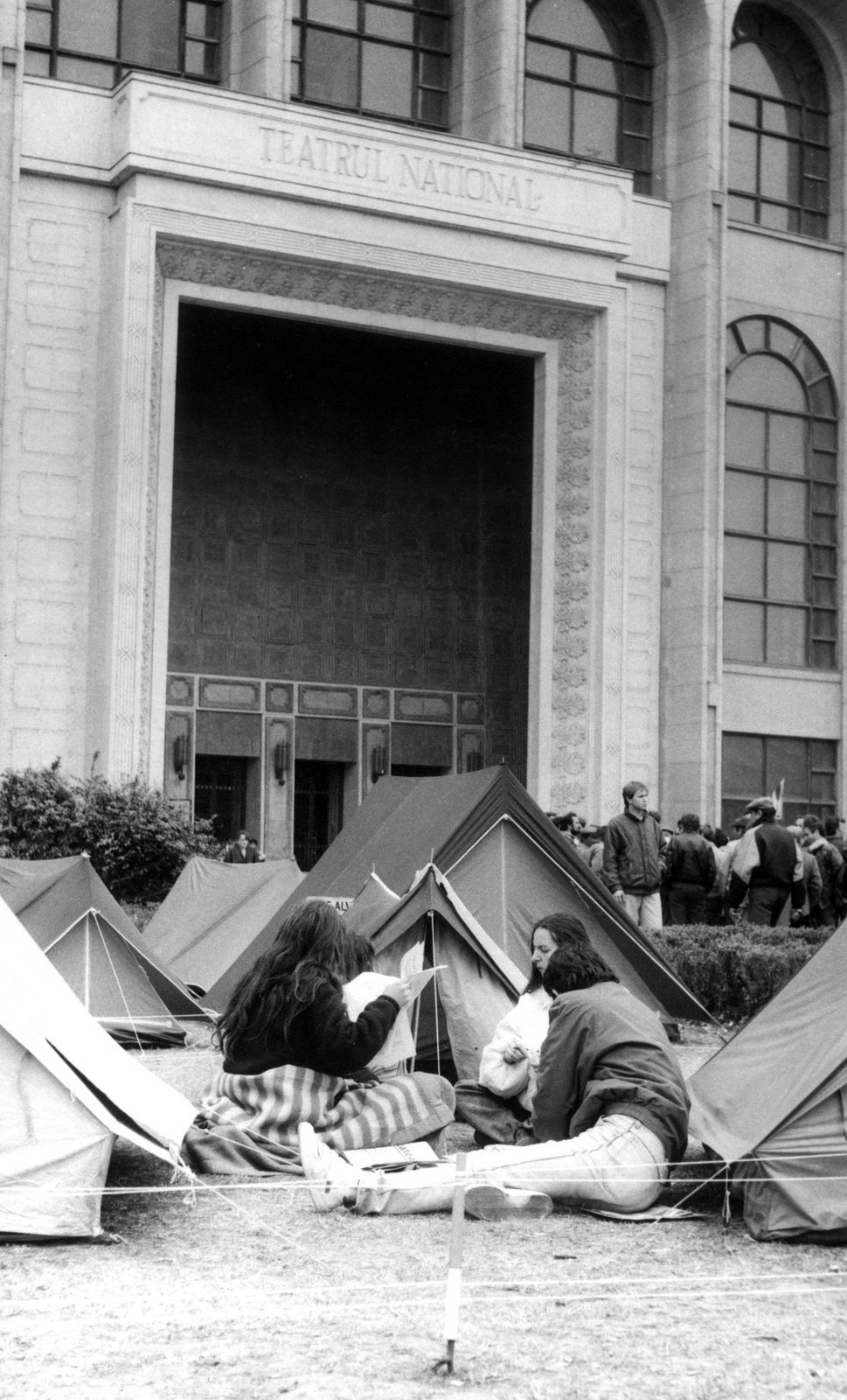 [Piata+Universitatii+Roncea+1990+Teatrul+National.jpg]