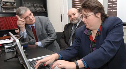 [Alina+Mungiu+si+Daniel+Daianu+anti-Basescu.jpg]