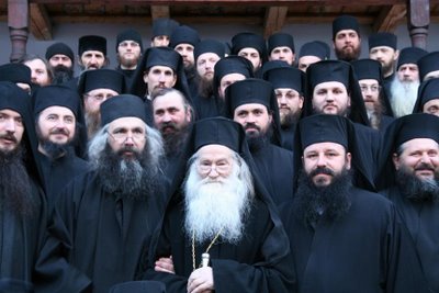 [Parintele+Justin+Parvu+si+Monahii.JPG]