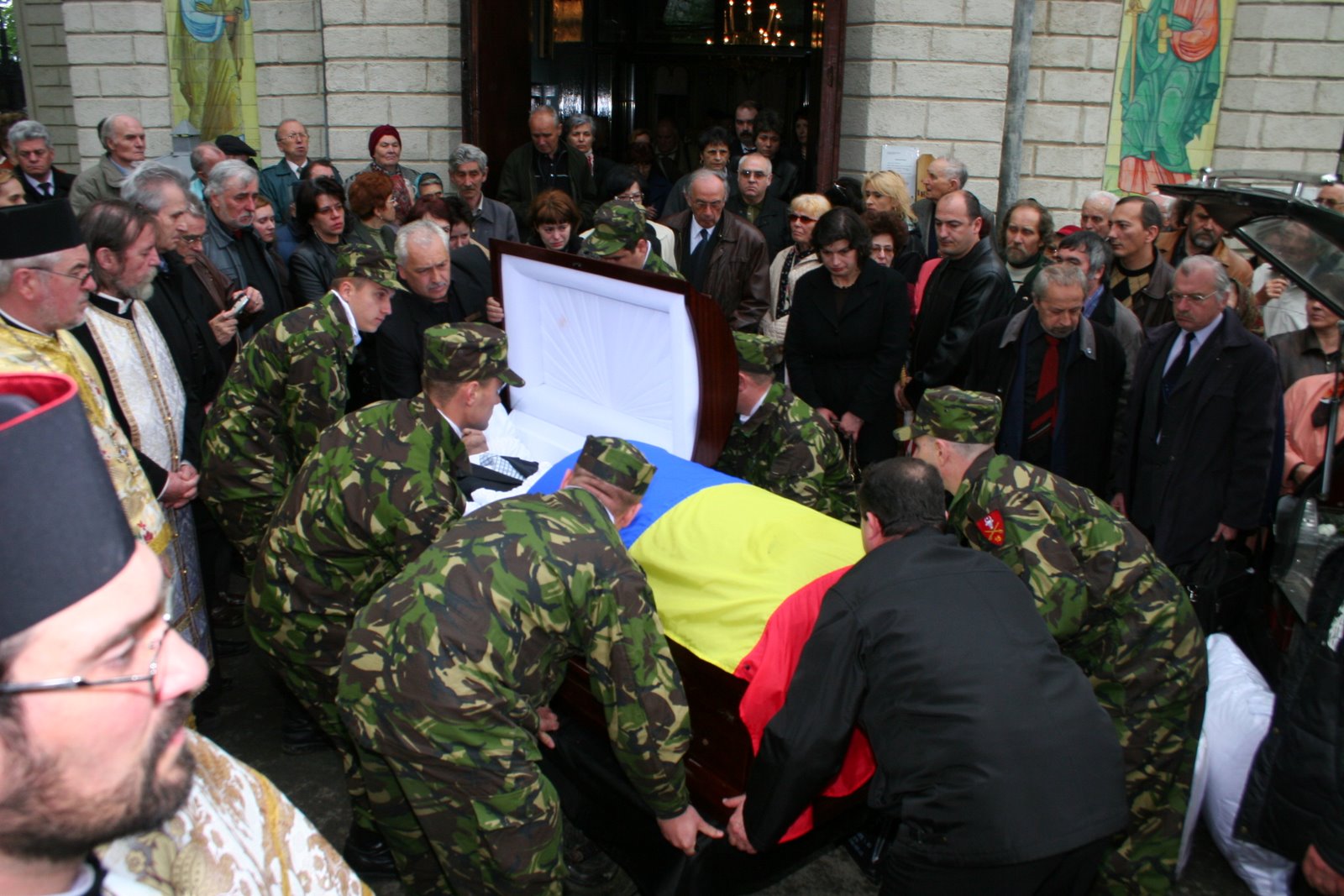 [La+moartea+lui+Cezar+Ivanescu+in+Iasi.jpg]