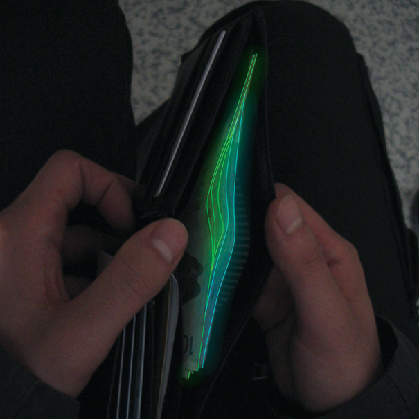 светящиеся банкноты. доллар в ультрафиолете. деньги под ультрафиолетом. светящиеся деньги южной кореи. 500 рублей в ультрафиолете.