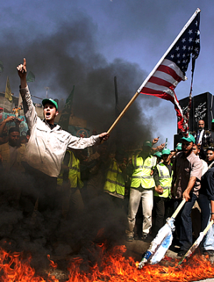 [Palestinos-queman-bandera-EEUU-ataque.jpg]