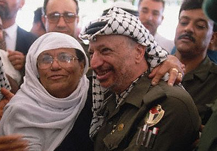  الرئيس يحتض احدى الامهات الفلسطينيات / موقع فليكر  