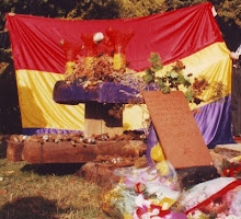 Escultura y placa de barro-Sculpture and earthen ware