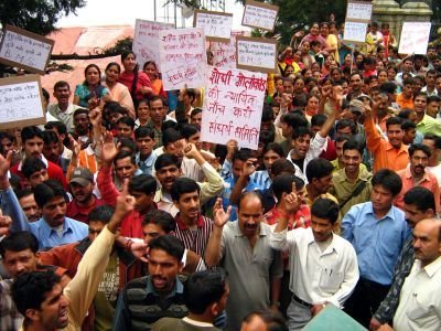 [shoghi-workers-and-others-protest.jpg]