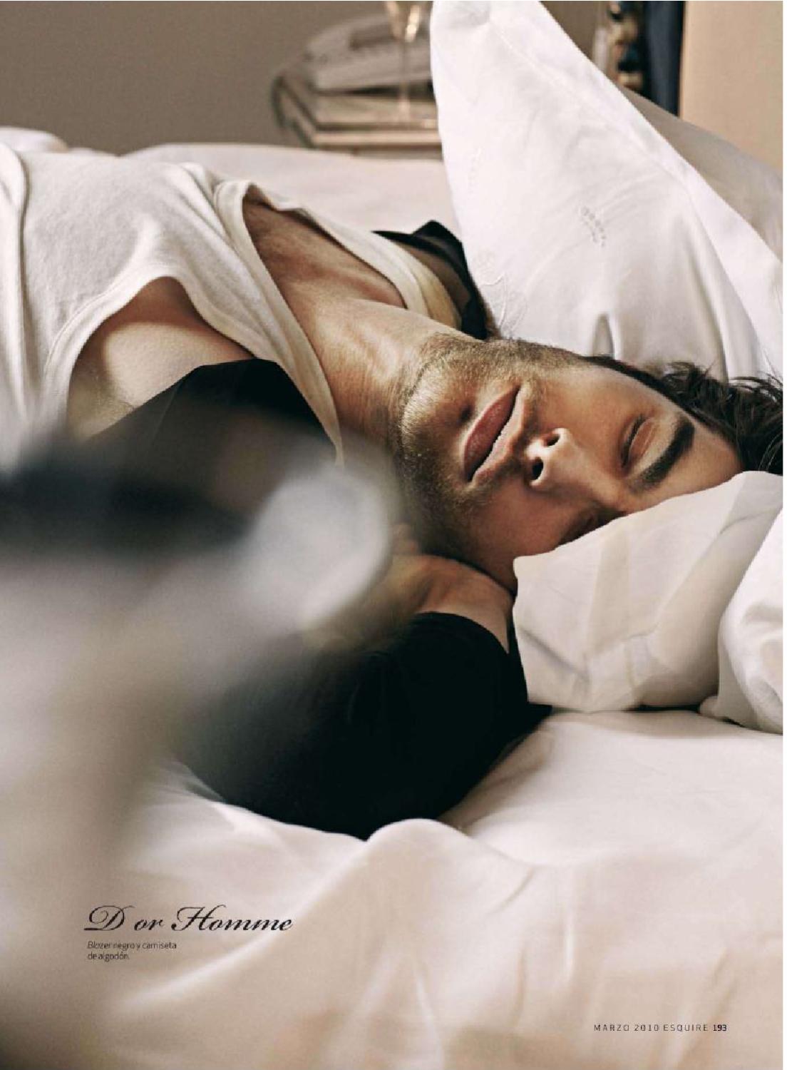 Картинка спящий мужчина. Мужчина в кровати. Спящий парень. Сон мужчина.