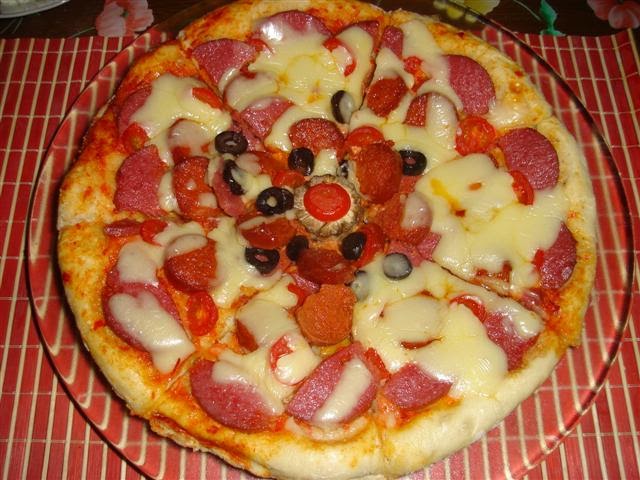 Muhterem�le Afiyetle PİDE HAMURUNDAN PİZZA