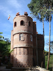 Un hermoso castillo y su entorno que invitan a la contemplación.