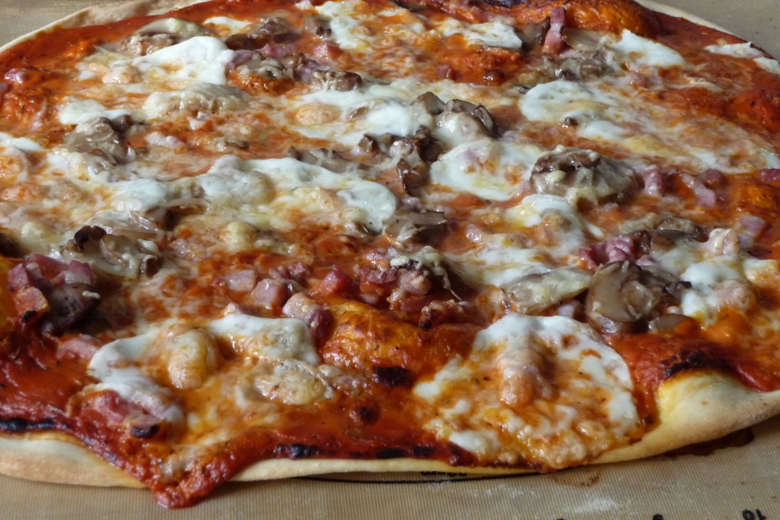 Pizza lardons-champignons-mozzarella