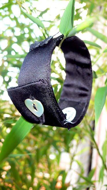 bracelet en soie, noeud noir et bouton nacre coeur