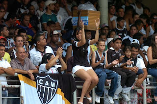 Atenção cardiologistas: Tem jogo do Galo. torcida+pendurada - Atenção cardiologistas: Tem jogo do Galo.